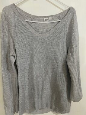 GAP Women's Light Silver-Gray V-Neck Sweater